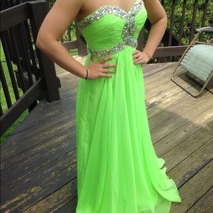 Color of the year! Bright green Sz 6 prom pageant